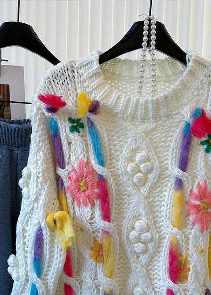 Suéteres de punto cable bordados en blanco con diseño original para invierno