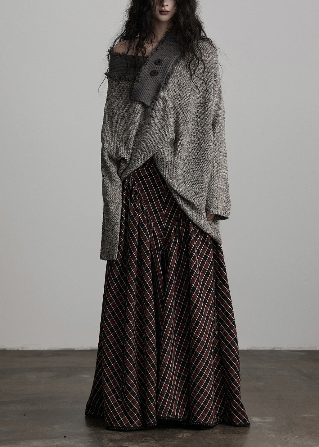 Suéter de punto gris claro con cuello grande irregular de invierno de diseño original