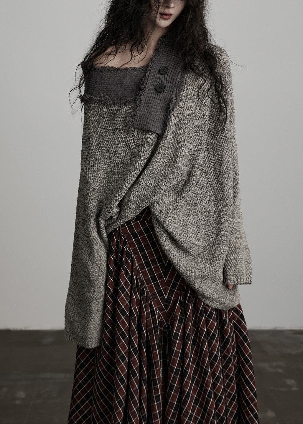 Suéter de punto gris claro con cuello grande irregular de invierno de diseño original