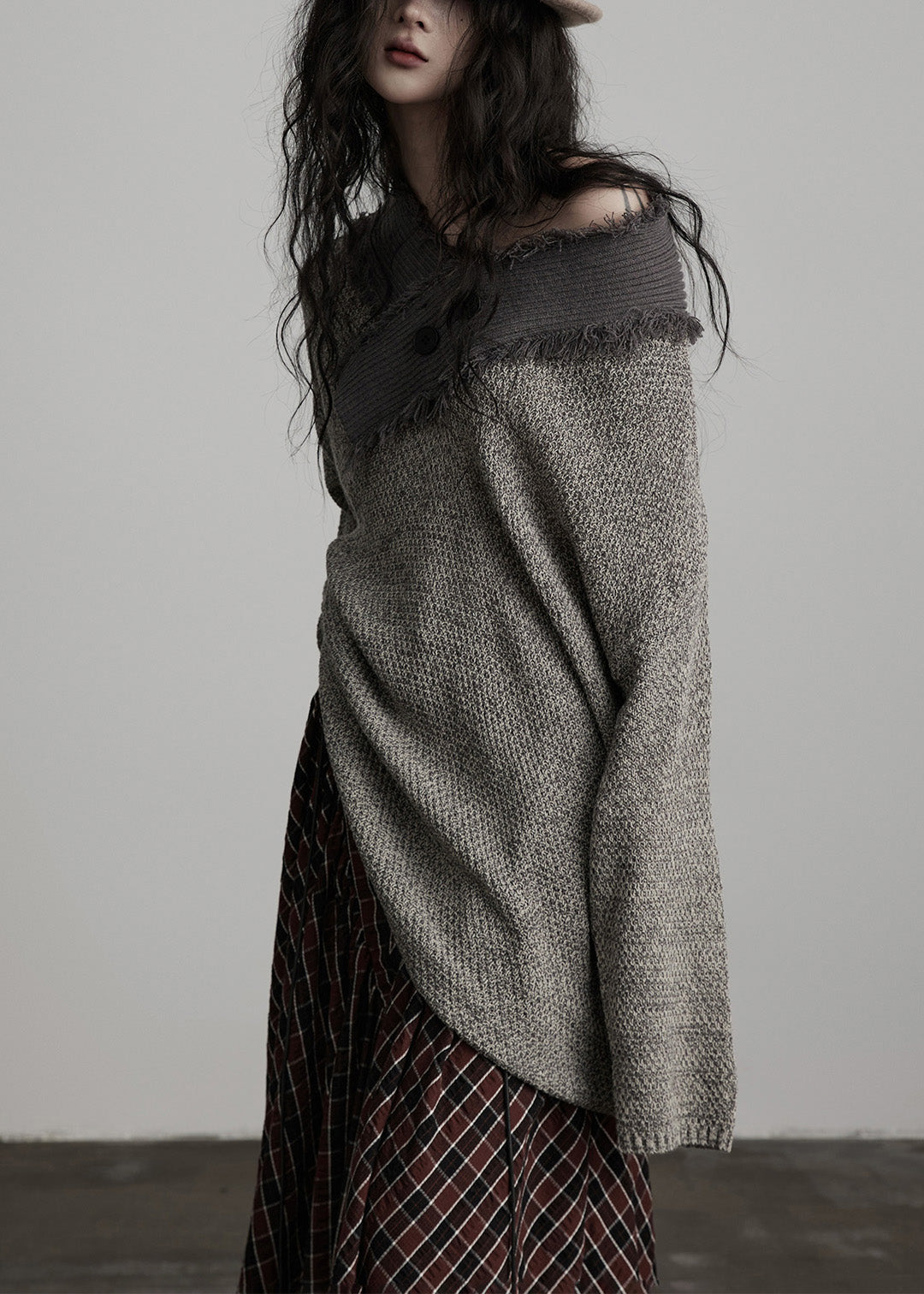 Suéter de punto gris claro con cuello grande irregular de invierno de diseño original