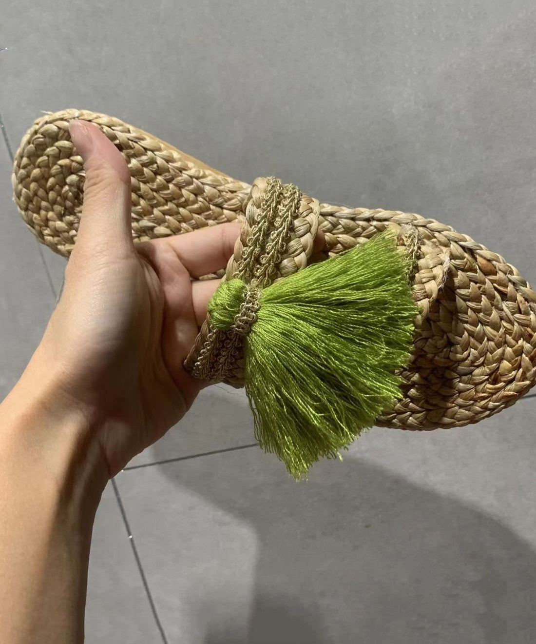 Original handgefertigte, bequeme, atmungsaktive Strand-Sandalen mit grüner Quaste