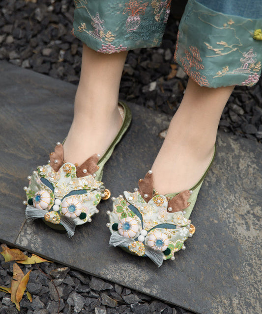 Pantuflas originales hechas a mano con cabeza de tigre y cuentas de uñas de color verde claro