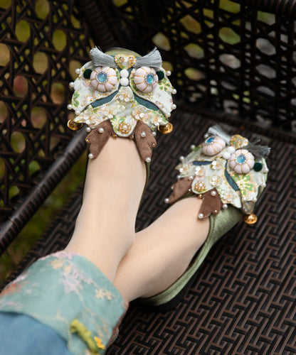 Originale handgefertigte hellgrüne Tigerkopf-Hausschuhe mit Nagelperlen