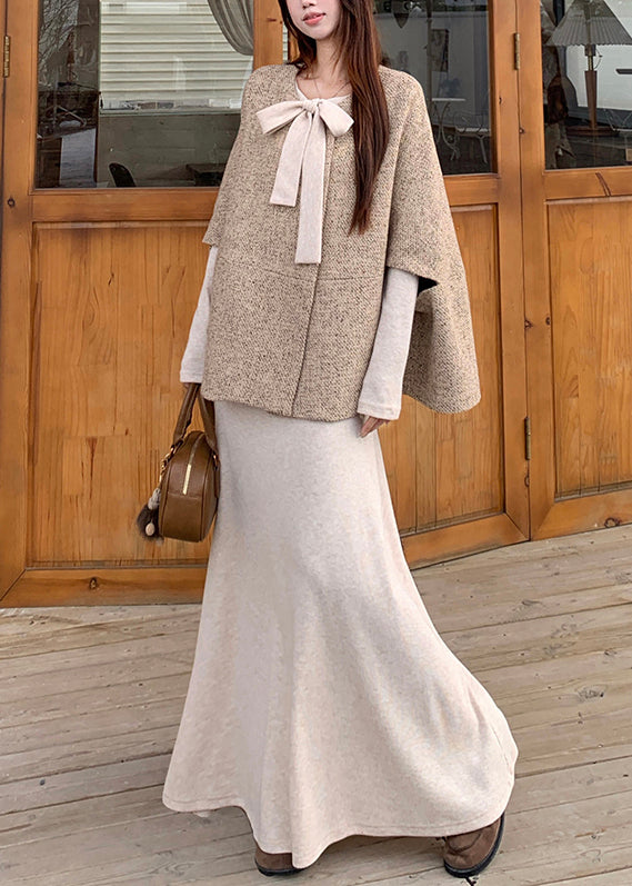 Original Haferflockenfarbener Cape-Mantel und Kleid aus Baumwolle, zweiteiliges Set für den Frühling