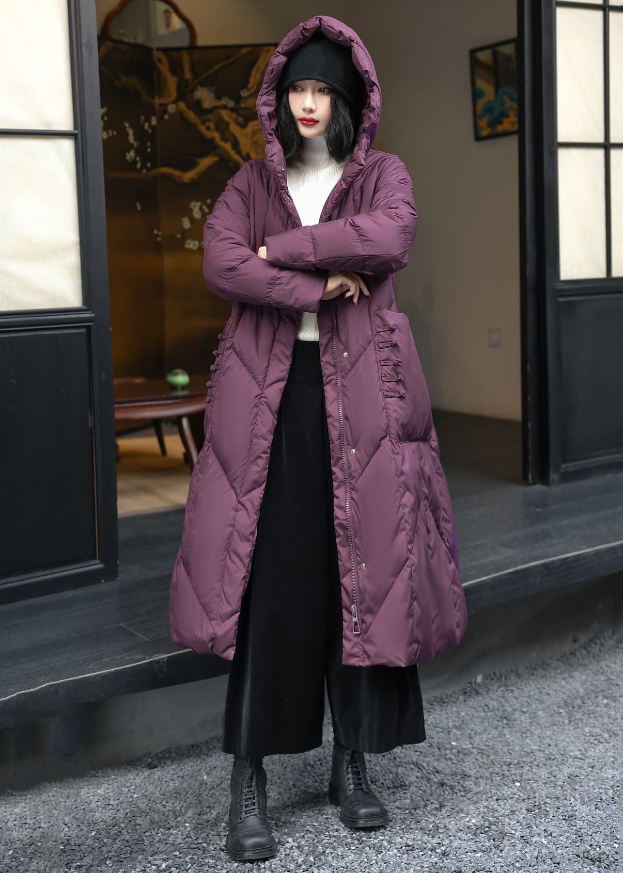 Originaler roter Daunen-Steppmantel mit Knöpfen und Taschen für den Winter