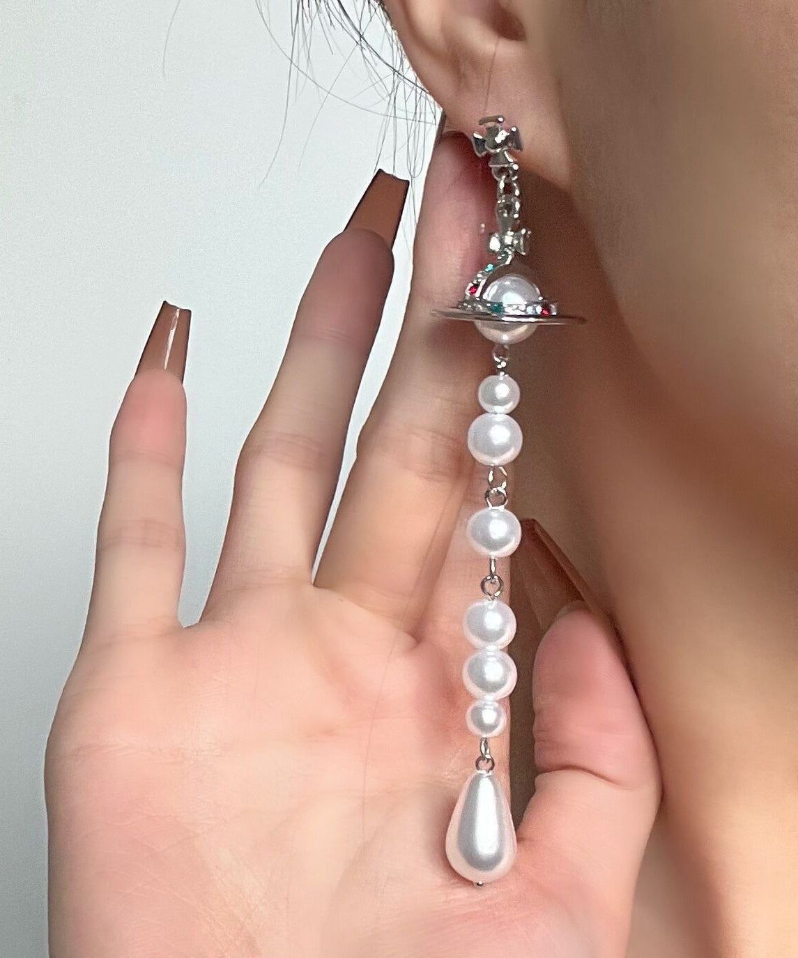 Pendientes colgantes asimétricos de Saturno con perlas de plata de ley y seda originales