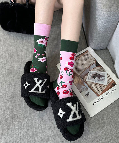 Originelle, trendige, asymmetrische Socken mit mittelhohem Schaft.