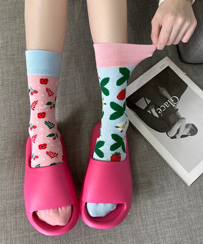 Originelle, trendige, asymmetrische Socken mit mittelhohem Schaft.