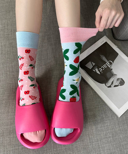 Originelle, trendige, asymmetrische Socken mit mittelhohem Schaft.