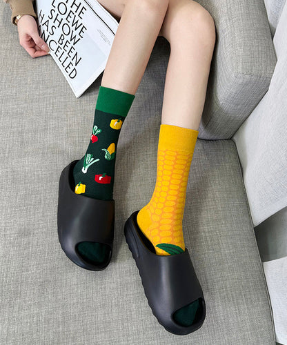 Originelle, trendige, asymmetrische Socken mit mittelhohem Schaft.