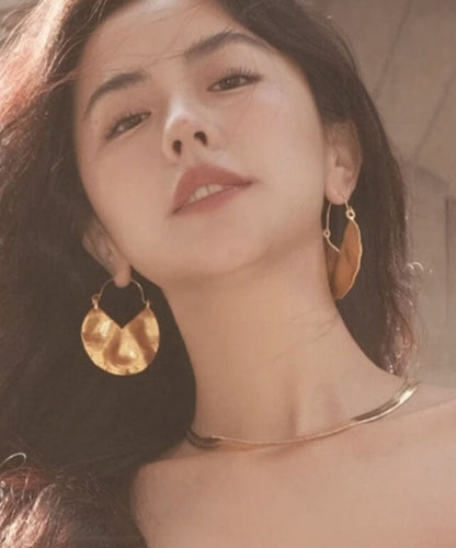 Übergroße geometrische Creolen aus Goldlegierung mit Falten