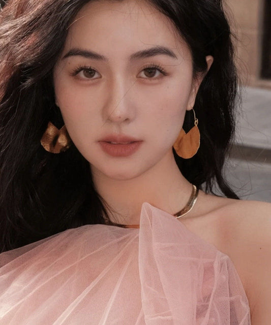 Übergroße geometrische Creolen aus Goldlegierung mit Falten