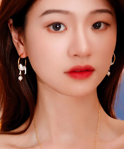 Übergroße Ohrringe mit Perlen und kleinen Katzenmotiven, vergoldet und kupferfarben.