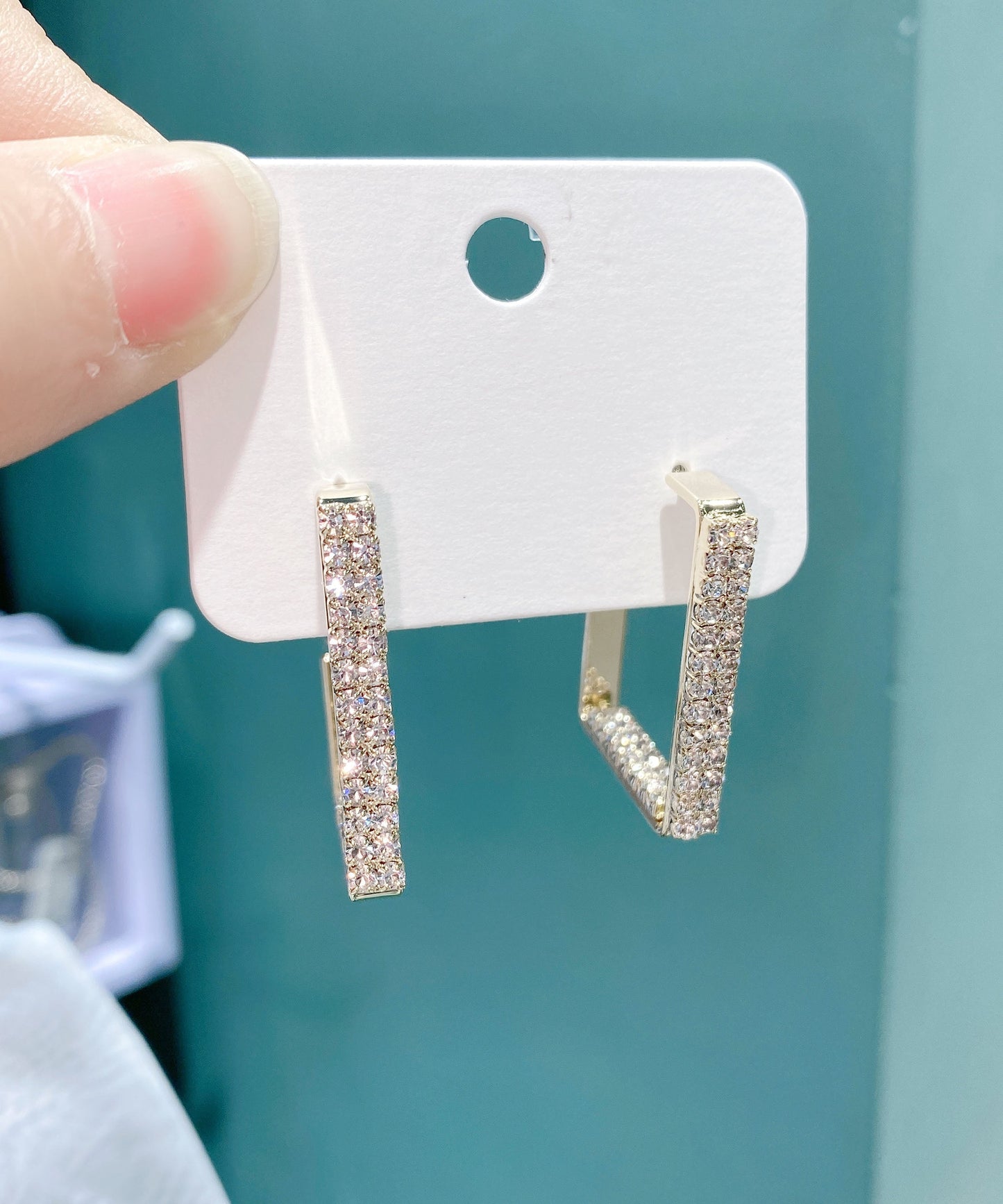 Übergroße Creolen aus goldenem Sterlingsilber mit Kupfereinlage und geometrischen Zirkonblöcken