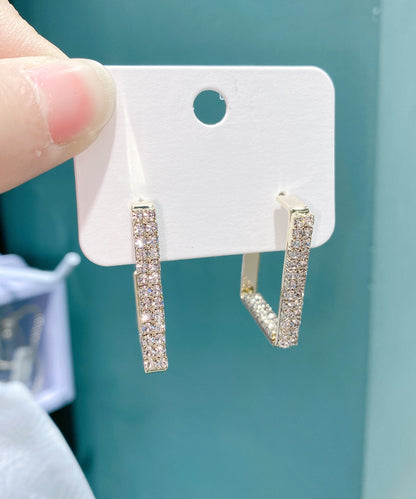 Übergroße Creolen aus goldenem Sterlingsilber mit Kupfereinlage und geometrischen Zirkonblöcken