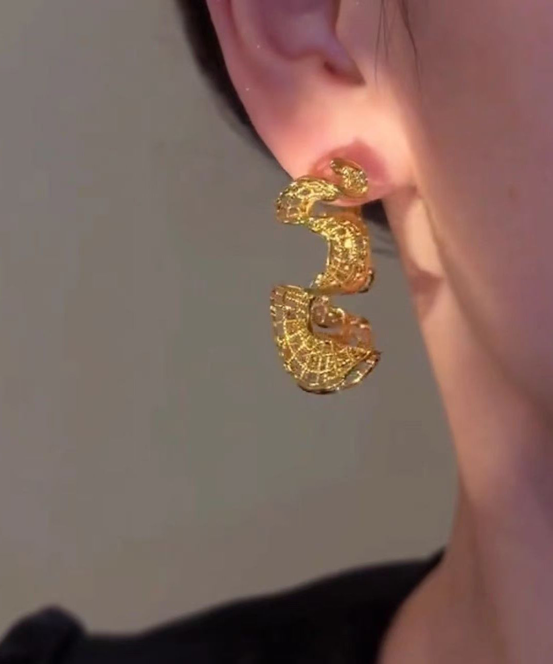 Übergroße, gold- und silberübergoldene, S-förmige Creolen mit Aussparungen in S-Form