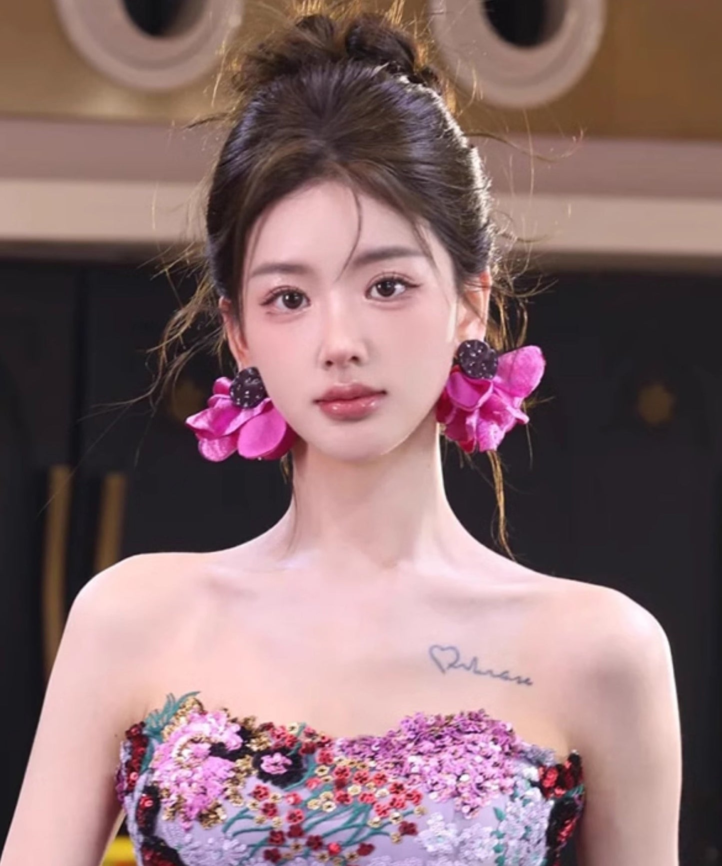 Pendientes florales de tela morada de gran tamaño