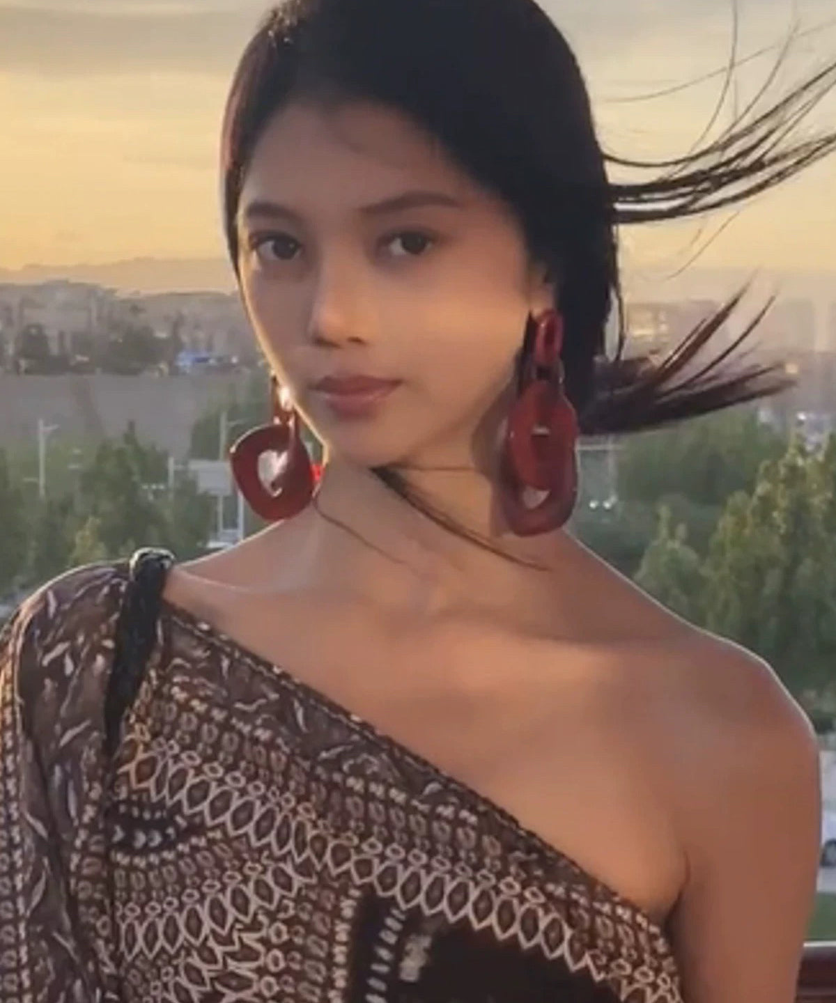 Übergroße rote Acryl-Creolen mit geometrischem Muster