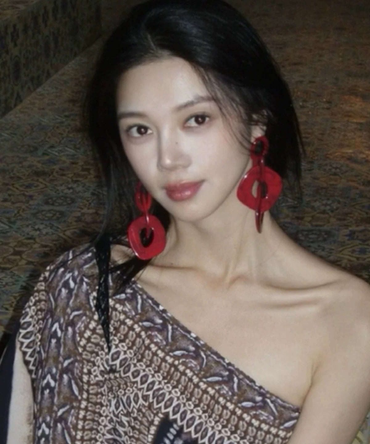 Übergroße rote Acryl-Creolen mit geometrischem Muster