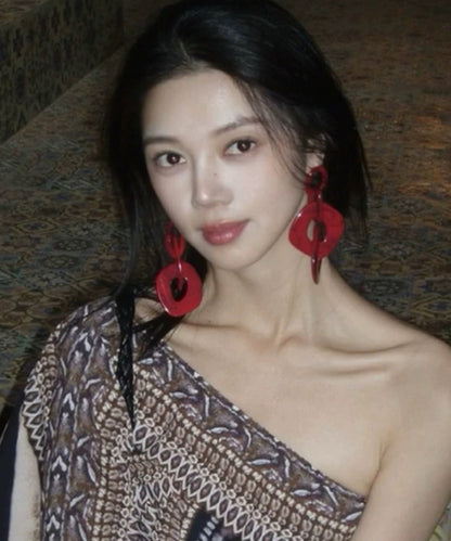 Übergroße rote Acryl-Creolen mit geometrischem Muster