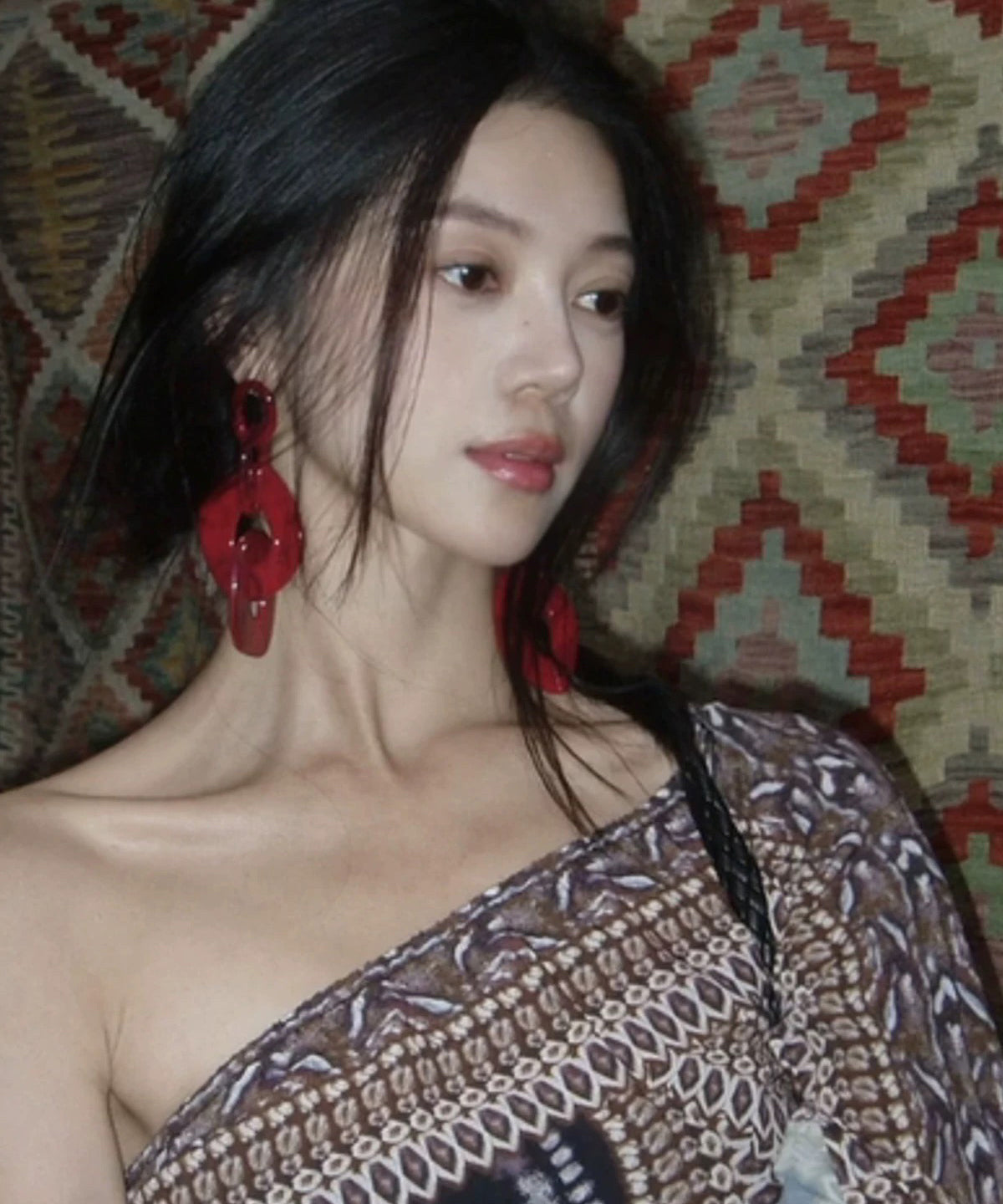 Übergroße rote Acryl-Creolen mit geometrischem Muster