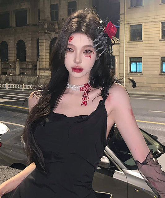 Übergroße rote Rose, Skeletthand, linke Hand, Haarnadel