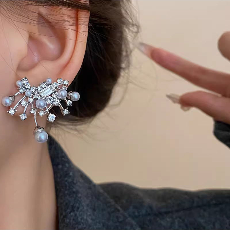 Pendientes florales de circonita y perla de aleación blanca de gran tamaño