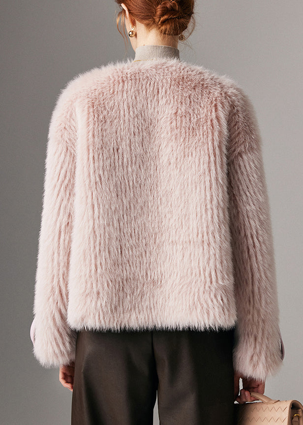 Abrigo de invierno de piel y cuero liso con botones rosas y cuello redondo