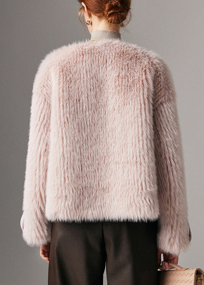 Abrigo de invierno de piel y cuero liso con botones rosas y cuello redondo