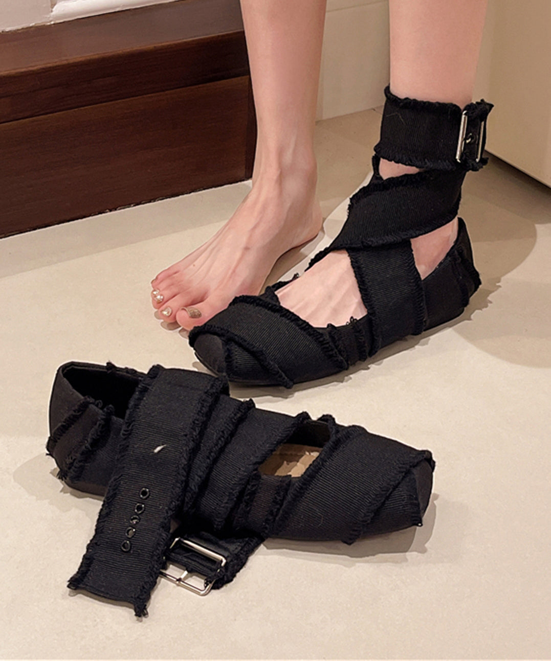 Rosa französische Ballerinas mit gekreuzten Riemen