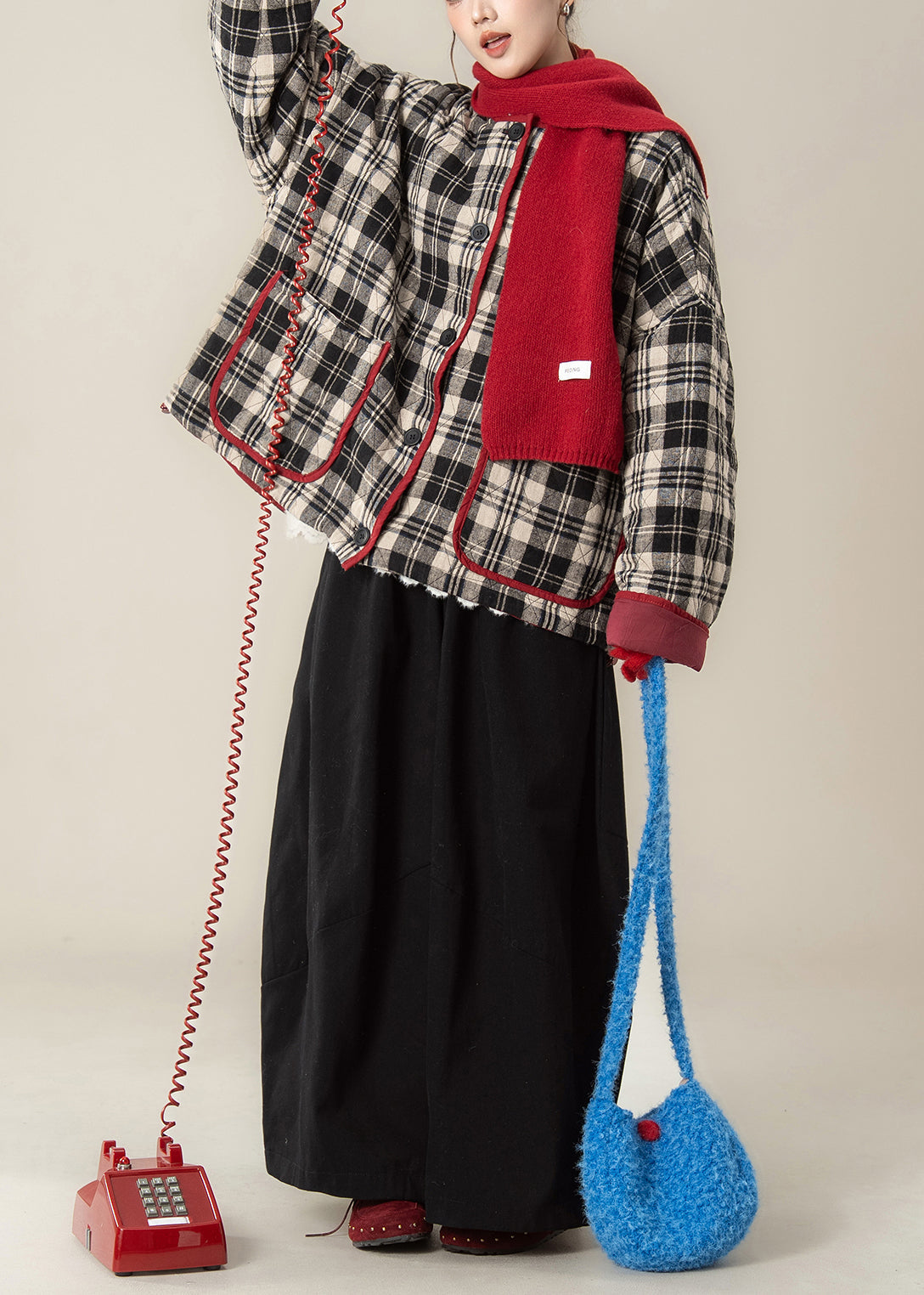 Conjunto de dos piezas de abrigo y pantalón de algodón con cuello redondo y bolsillos en negro a cuadros para invierno.