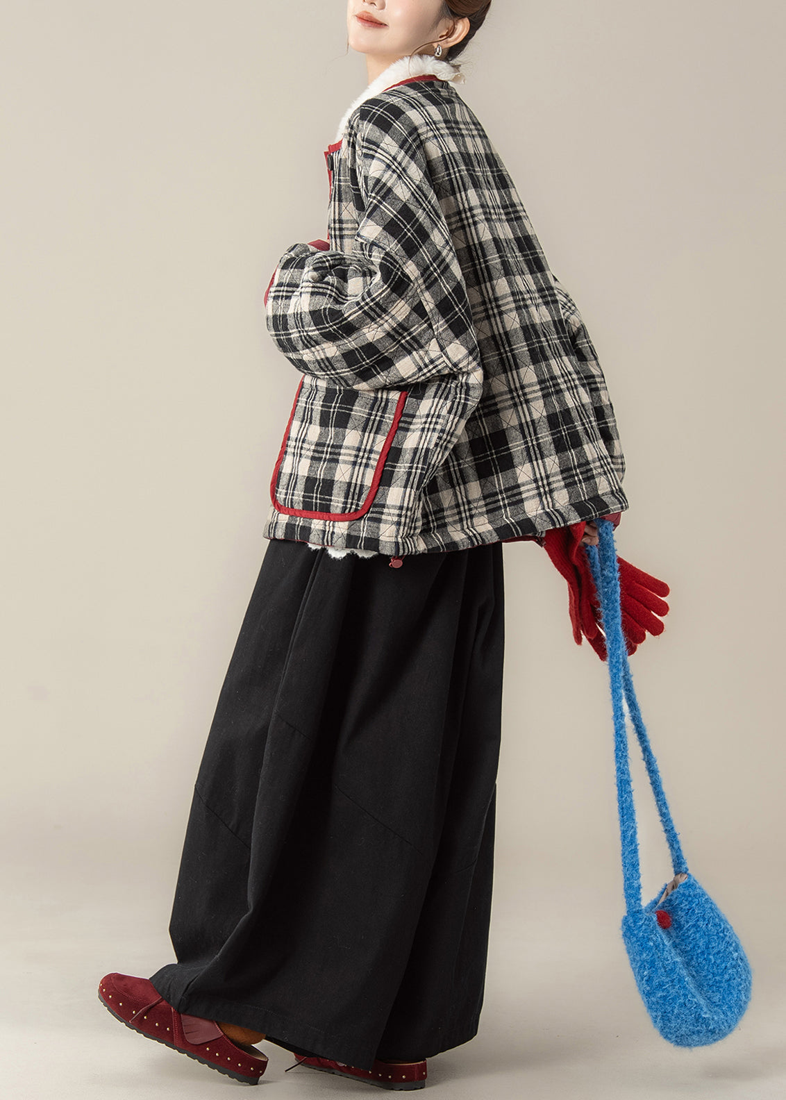 Conjunto de dos piezas de abrigo y pantalón de algodón con cuello redondo y bolsillos en negro a cuadros para invierno.