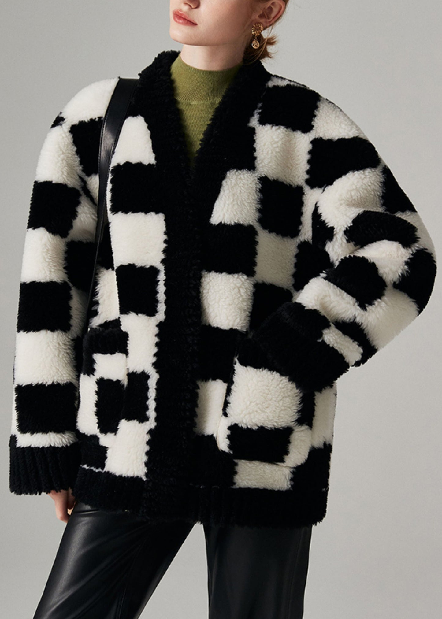 Abrigo de lana a cuadros negro con cuello en V y bolsillos con botones para invierno