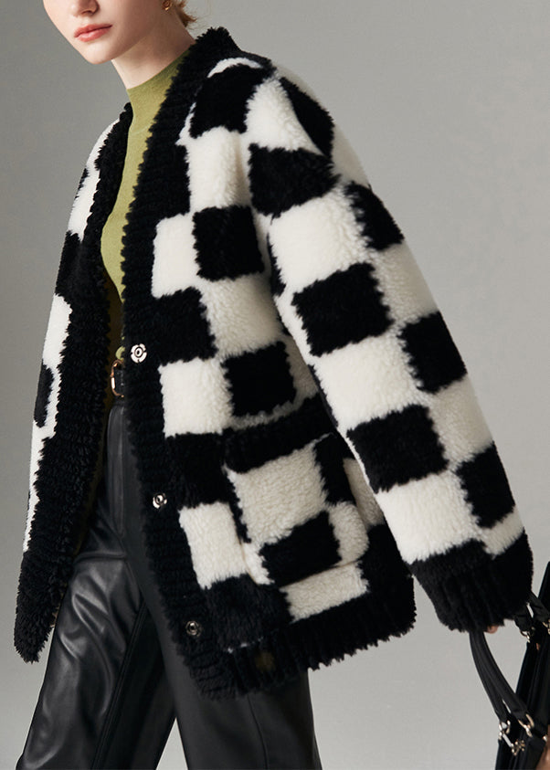 Abrigo de lana a cuadros negro con cuello en V y bolsillos con botones para invierno