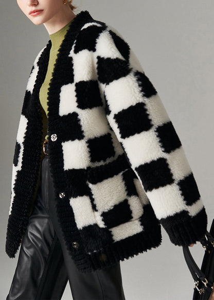 Abrigo de lana a cuadros negro con cuello en V y bolsillos con botones para invierno