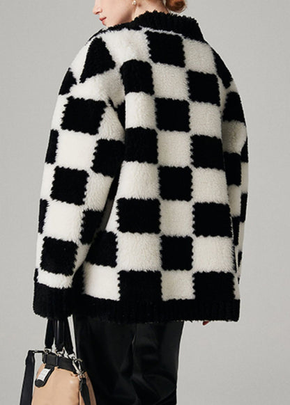 Abrigo de lana a cuadros negro con cuello en V y bolsillos con botones para invierno