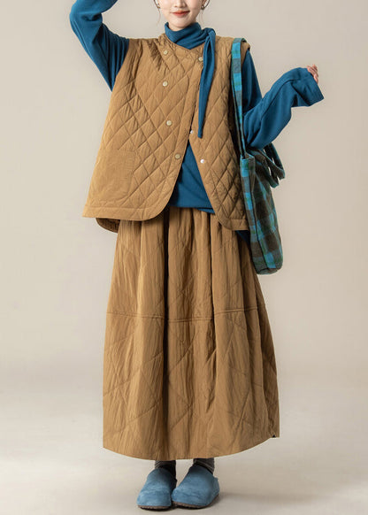 Dreiteiliges Winter-Set aus karierter, khakifarbener Weste und Rock mit Knopfleiste und Baumwollfüllung.