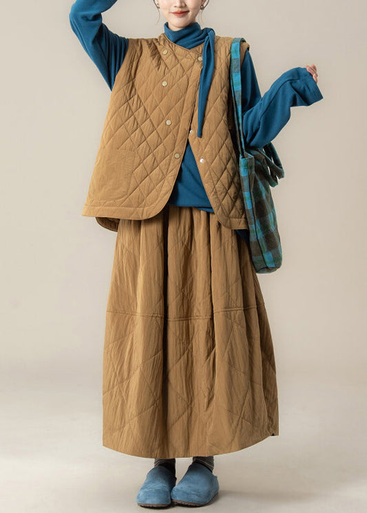 Dreiteiliges Winter-Set aus karierter, khakifarbener Weste und Rock mit Knopfleiste und Baumwollfüllung.