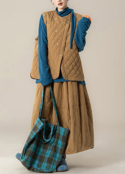 Dreiteiliges Winter-Set aus karierter, khakifarbener Weste und Rock mit Knopfleiste und Baumwollfüllung.