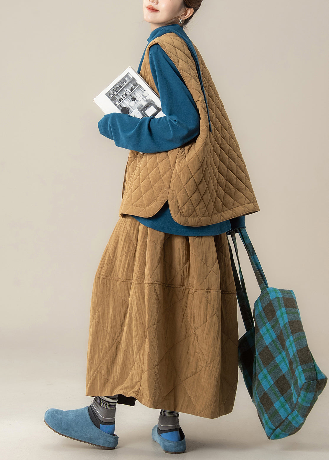 Dreiteiliges Winter-Set aus karierter, khakifarbener Weste und Rock mit Knopfleiste und Baumwollfüllung.