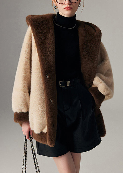 Beigefarbene Wintermäntel in Übergröße mit Kapuze, Taschen und Patchwork-Design aus Nerzhaar