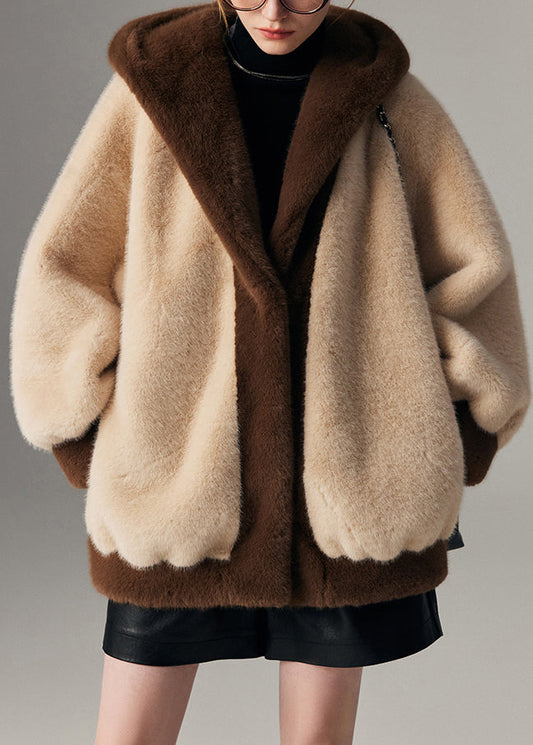 Beigefarbene Wintermäntel in Übergröße mit Kapuze, Taschen und Patchwork-Design aus Nerzhaar