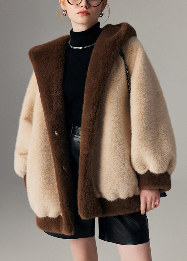 Beigefarbene Wintermäntel in Übergröße mit Kapuze, Taschen und Patchwork-Design aus Nerzhaar