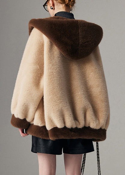 Beigefarbene Wintermäntel in Übergröße mit Kapuze, Taschen und Patchwork-Design aus Nerzhaar