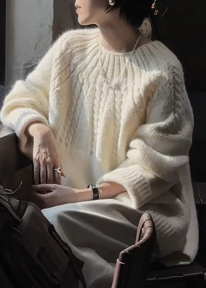 Beigefarbener, dicker, kuscheliger Zopfstrickpullover in Übergröße für den Winter