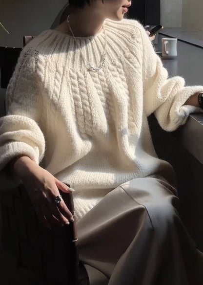 Beigefarbener, dicker, kuscheliger Zopfstrickpullover in Übergröße für den Winter