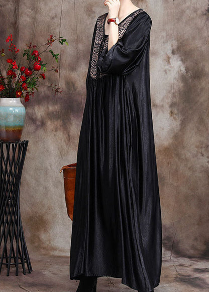 Plus Size Schwarzes Knöchelkleid aus Seide mit asymmetrischem Print