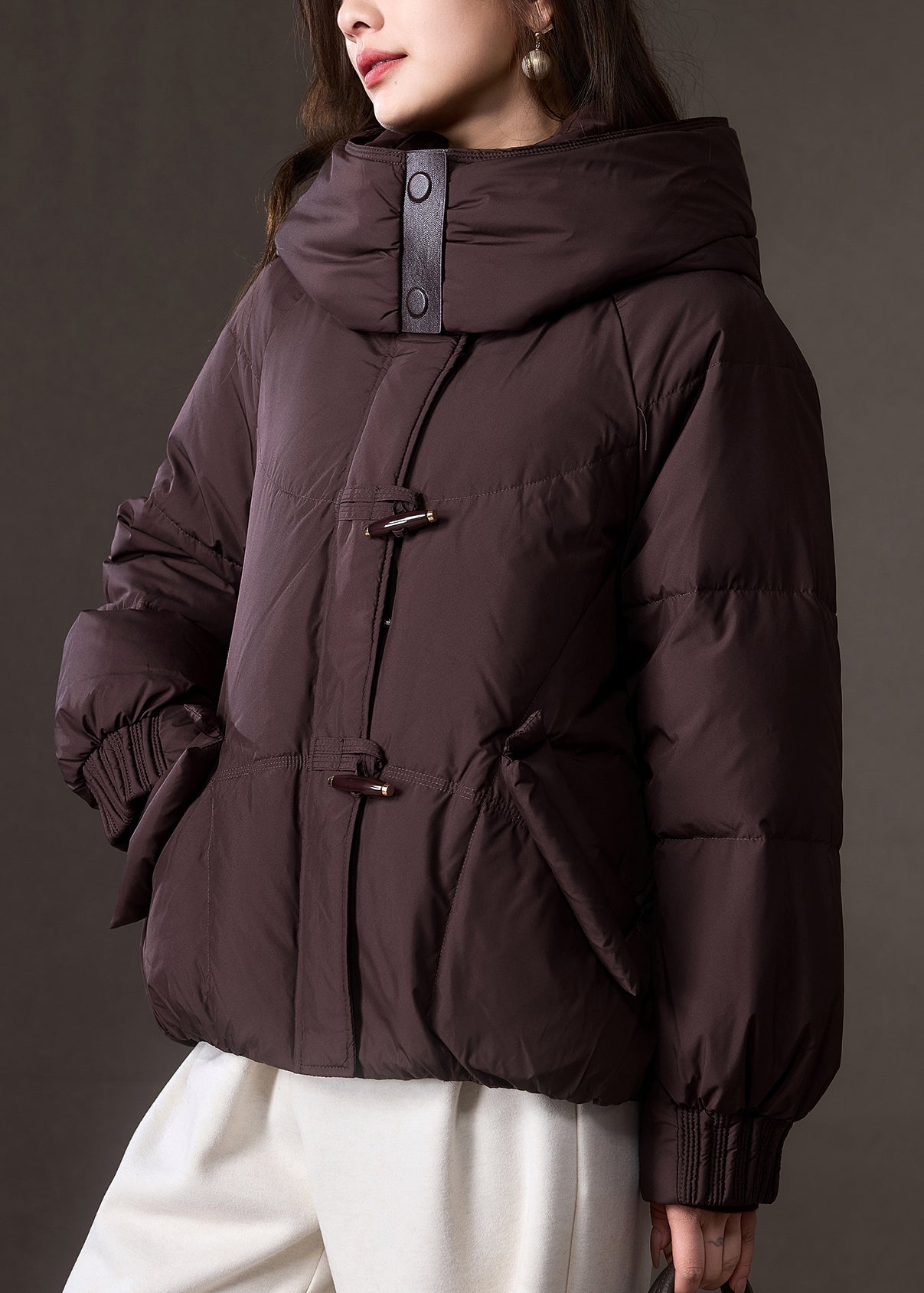 Brauner Daunenmantel mit Kapuze, Reißverschlusstaschen und Patchwork-Design in Übergröße für den Winter