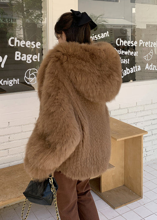 Plus Size Kaffeefarbener Kapuzen-Trenchcoat aus warmem Fuchsfell für den Winter
