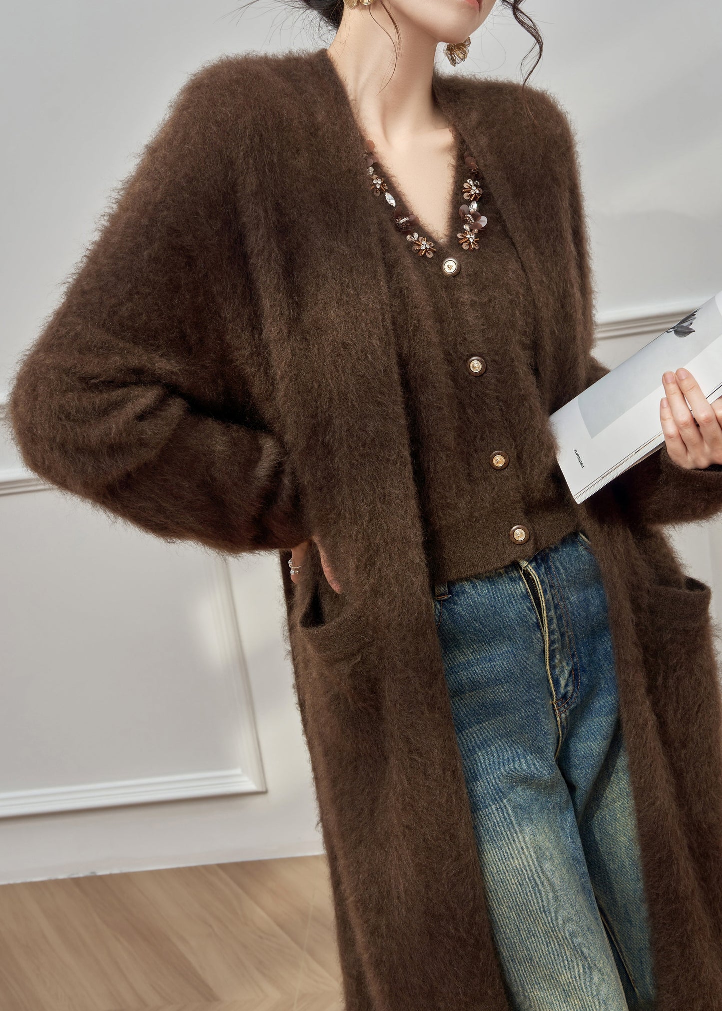 Zweiteiliges Set von Ma Hai Mao in Übergröße mit Pailletten, Taschen und Strickjacke in Kaffeebraun